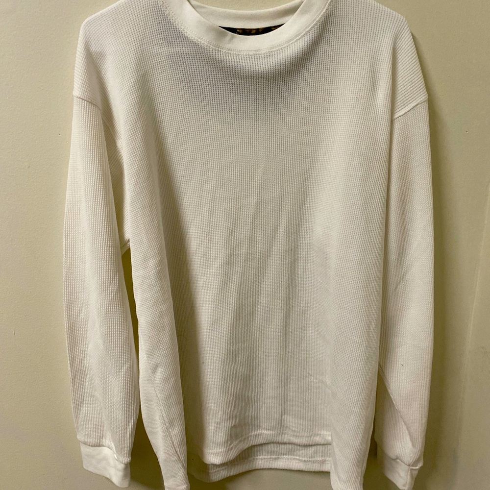 I am selling a comfortable white shirt size L, its brand is northern valey